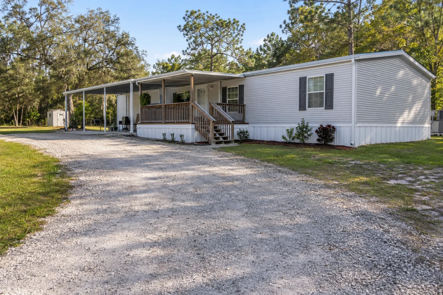 Wide gravel access beside a manufactured home